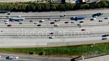 美国加利福尼亚州戴蒙德酒吧城公路车辆移动鸟瞰图。